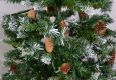 Umelý vianočný stromček so šiškami, 1,5 m