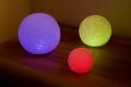 LED svietiaca guľa meniaca farbu, 8 cm