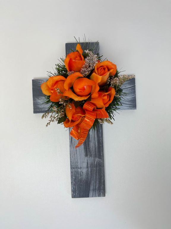 Kríž s umelým kvetom v oranžovej farbe, 40 x 26 x 17 cm