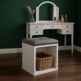 Stolička biela so sedákom ku kozmetickému toaletnému stolík