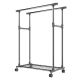 Kovový stojan na oblečenie na kolieskach, 2 tyče + police